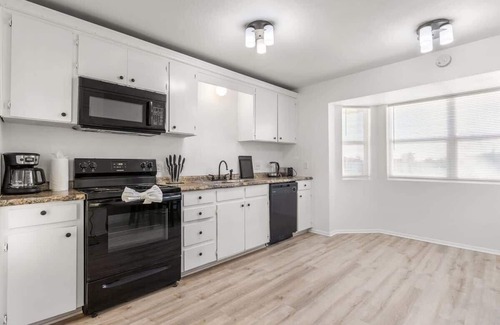 Killeen House | Killeen Townhome+4PPL+6Mi to Fort Hood. Pets Ok Free Parking+Wi-Fi. Book Today!