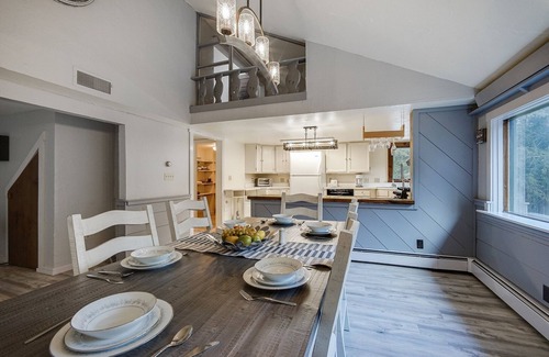 Killington Cabin | Killington Mountain Home! HotTub & 5 min to Skiing! 3 Bedroom Home by RedAwning