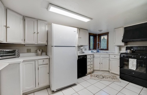 Killington House | Killington Mountain Home! HotTub & 5 min to Skiing! by RedAwning