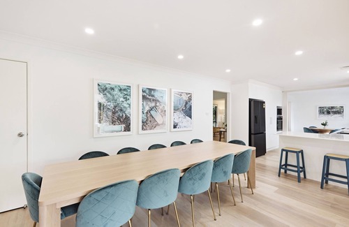 Forresters Beach House | Kinara- 5 bedrooms, walk to beach with pool