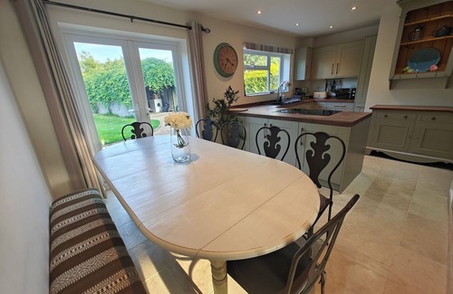 South Cadbury House | King Arthur’s Rest- Charming Eco Home, Garden & Hot Tub. Sleeps 10. Pet friendly