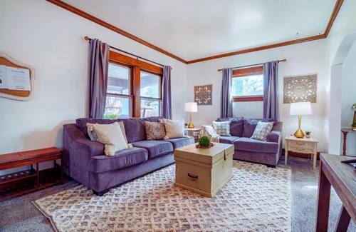 Fort Wayne House | King Bed, 2 Full Baths, Large Deck, Free Bikes, 2 miles to Downtown & Sports Fieldhouse