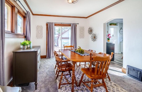 Fort Wayne House | King Bed, 2 Full Baths, Large Deck, Free Bikes, 2 miles to Downtown & Sports Fieldhouse