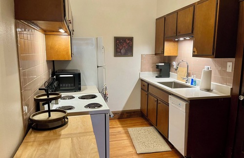 Kirksville Apartment | KING bed DOWNTOWN walkable eats and coffee
