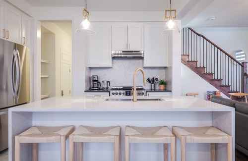 Pickering House | King Bed I Chefs Kitchen I Toronto Hub I 5 Beds 3.5 Bath I 8km from Tesla Chrg