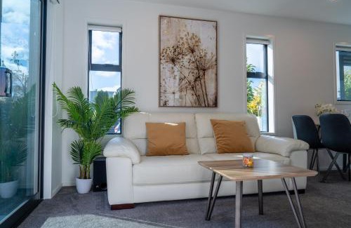Christchurch City Centre Apartment | King bed on Hagley Park corner in the CBD