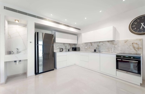 Jerusalem City Centre Condo | King David Residence: 6BR, Pool, Gym & Family-Friendly!