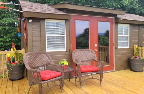 Landrum Apartment | King Guesthouse with Panoramic Mt Views & Firepit