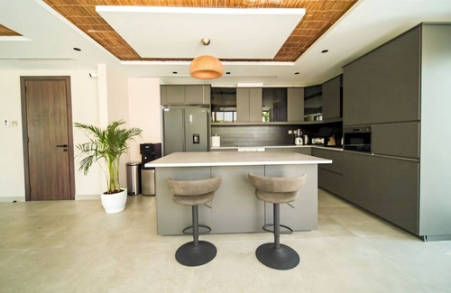 Al Barsha 1 Condo | King room in Private villa