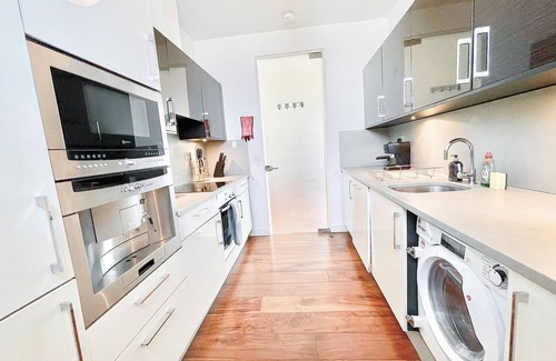 Angel Apartment | King's Cross NEW 3-Bed Flat w/Balcony | Islington