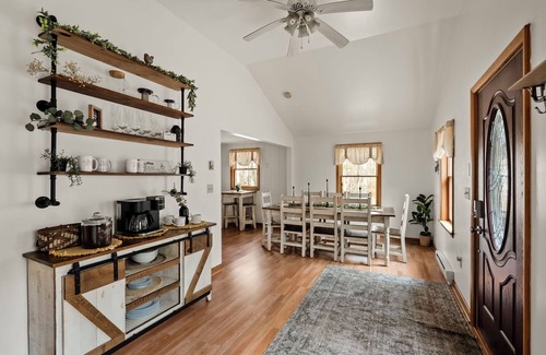 Jim Thorpe Cabin | King Size Beds, Bunk Beds, Access to Pool, Lake, & Tennis