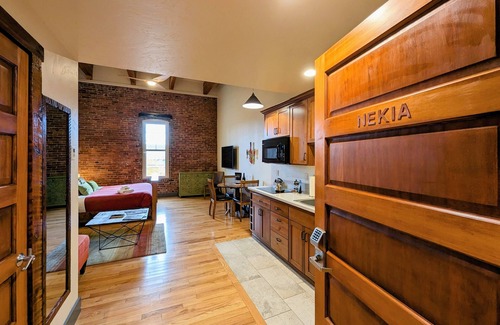 Amity Apartment | King size suite with kitchenette