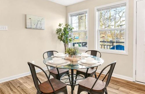 Warsaw Apartment | King Suite Fiber Internet Full Kitchen