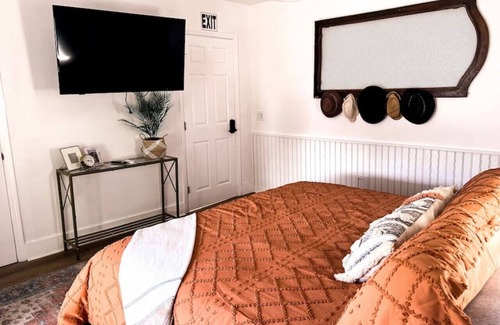 Old Town Hotel | King Suite in Boutique Hotel3, walk to downtown