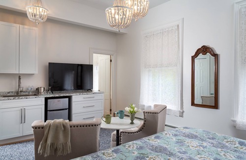Historic Hill Apartment | King with Kitchenette and Fireplace, 2 blocks to Thames