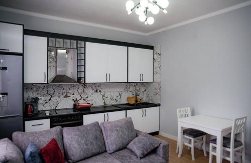 Tirana Apartment | KingBed/HomeOffice/200mbpsWiFi/FreeParking/Bathtub