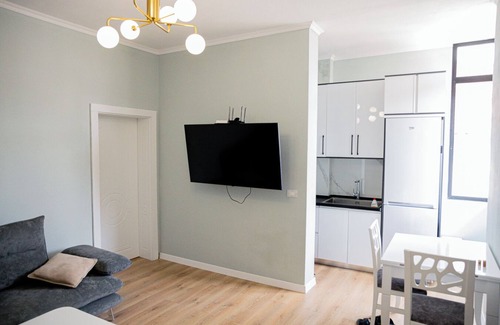 Tirana Apartment | KingBed/Workspace/FastWiFi/Balcony/FreeParking