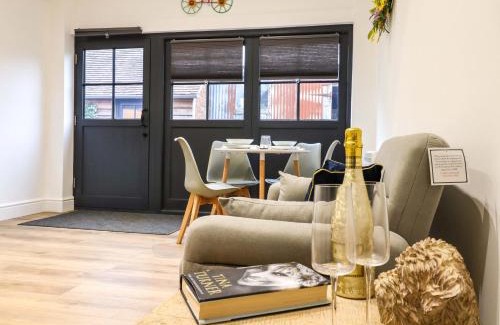 Etchinghill House | Kingfisher Cottage