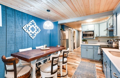Kingston Cabin | Kingston Cabin Rental: Walk to Lake Texoma Beaches