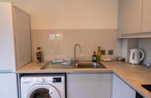 Norbiton Apartment | Kingston Centre Location 2-Bed Flat Sleeps 5