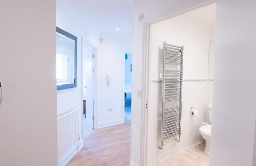 Norbiton Apartment | Kingston Centre Location 2-Bed Flat Sleeps 5