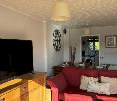 South Cerney Cabin | Kinsale Lodge · Cotswolds Lakeside - Spring Lake