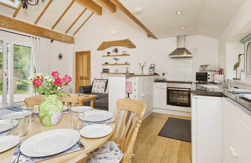 Ryde Cottage | Kipper Cottage - a bungalow that sleeps 4 guests in 2 bedrooms
