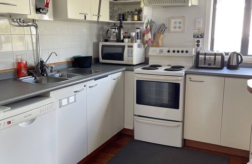 Algies Bay House | Kiwi Bach 5min stroll to the beach