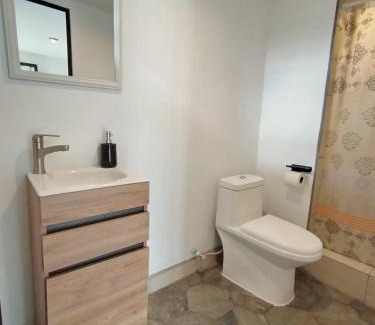 Ciudad Vieja House | Kiwi Cabin-Nectar Lodging