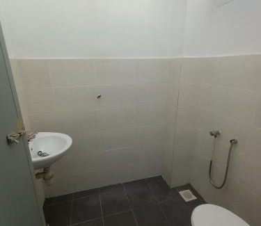 Banting House | KLIA Guesthouse-3 bedroom 2 bathroom