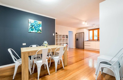 Burleigh Heads Apartment | Koala Park Beach House 350m from Tallebudgera Creek - Pet Friendly