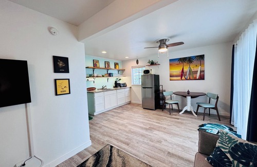 Kona Palisades Apartment | Kona Garden Studio Ohana: private sunset lanai & seasonal fruit from the garden!