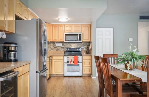 Historic Kailua Village Condo | Kona Plaza#212: Kona Hawaii Beach Vacation Rental: AC, Pool, Modern, WiFi!
