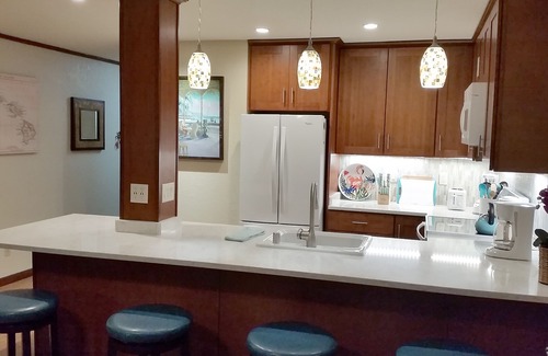 Historic Kailua Village Condo | Kona Reef B34/Beachfront/Walk to Town/Air Con/WiFi/Top Floor