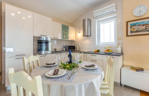 Rozmanici Apartment | Korina