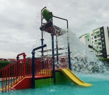 Kampung Kuala Pari Apartment | KT's Homestay- Corner Unit - Manhattan Ipoh Water Park- Station 18