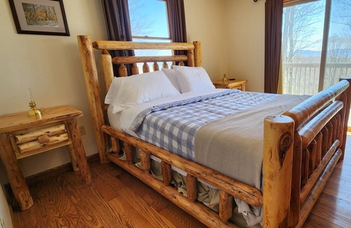 Huttonsville Cabin | Kumbrabow Remote OffGrid Fireplace 3DTour Solar