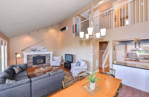 Comox House | Kye Bay Beach House Oceanfront Retreat