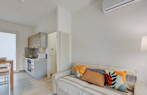 Castelnuovo del Garda Apartment | L'ago Di Garda with AC, Castelnuovo del Garda, Italy