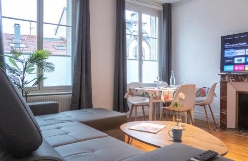Verdun Apartment | L'Amour de la Paix - City center - Garden - Near station - SmartTV65" Netflix & PrimeVideo - Warm cozy vibe - Free parking nearby with CCTV - Managed by Presta-Zen'Services