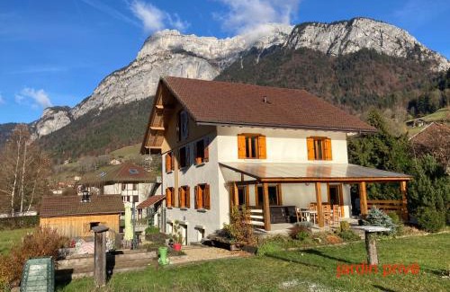 Le Petit-Bornand-les-Glieres Ski Chalet | l'Echo des Glieres vue montagne centre village sauna & grill