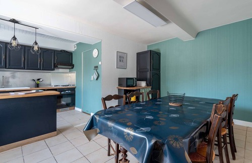 Luc-sur-Mer House | L'escalier rouge ☀ Maison rénovée avec cour