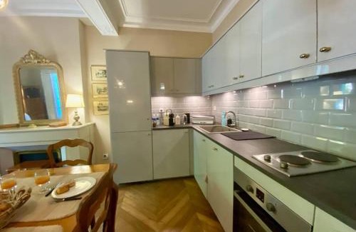 Nimes City Centre Apartment | L'historien - avec balcon coeur de Nîmes