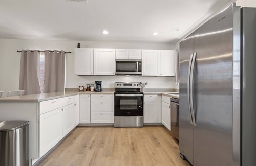 Sierra Vista House | l New l Fully Remodeled 3Br/2BTH l 1 min to Veterans Memorial Park l Central LOC