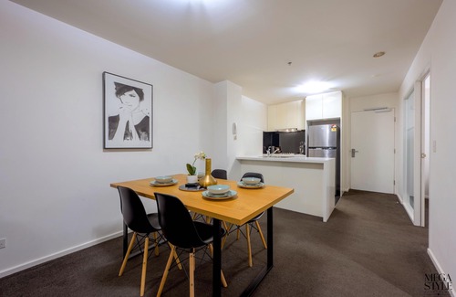 Southbank Apartment | L40 High Rise: Free Parking, Gym, & Pool - Walk to Crown Casino & Eureka Skydeck