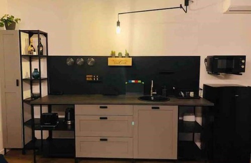 Arona Apartment | La Casa di Picasso: Loft con Arte Moderna