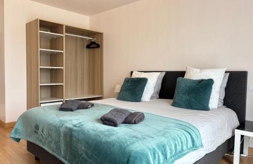 Tour-en-Bessin House | La clé des champs Maison plain pied spacieuse lumineuse bien équipée, 3 chambres spacieuse, belle terrasse aménagée, garage, grand jardin clos, parking, près de Bayeux et Omaha Beach, chiens bienvenus