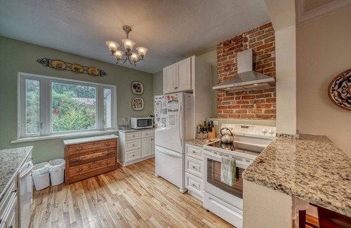 Salida House | La Dimora: Beautiful Victorian, Great for Large Groups. Nice stroll to downtown!