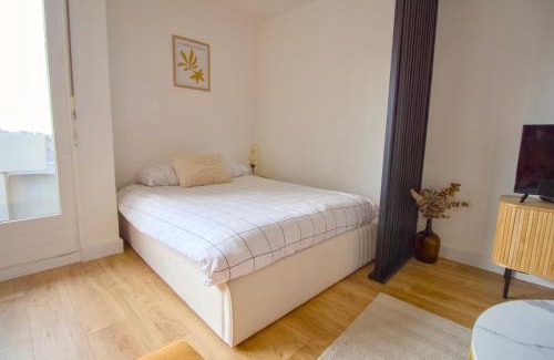 Cherbourg-en-Cotentin Apartment | La Duché - Appartement neuf central, calme, vue sur les toits de Cherbourg et Parking, intendance Luxury Host