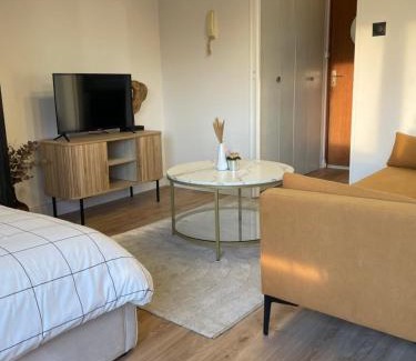 Cherbourg-en-Cotentin Apartment | La Duché - Appartement neuf central, calme, vue sur les toits de Cherbourg et Parking, intendance Luxury Host